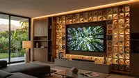 7 Inspirasi Dinding TV dengan Kombinasi Roster dan Lampu LED, Transformasi Ruang Keluarga