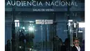 Neymar (kanan) tiba di kantor pengadilan Spanyol, Madrid, Selasa (2/2/2016). Kedatangan Neymar ini atas dugaan penggelapan pajak yang dituduhkan kepadanya. AFP/Curto De La Torre)