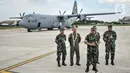 Wakil Kepala Staf Angkatan Udara (Wakasau) Marsekal Madya TNI A. Gustaf Brugman menyampaikan keterangan kepada awak media saat kedatangan pesawat Super Hercules C-130J di Lanud Halim Perdanakusuma, Jakarta, Senin (6/3/2023). Sebelumnya, Kepala Dinas Penerangan TNI Angkatan Udara (Kadispenau) Marsma TNI Indan Gilang Buldansyah mengatakan lima pesawat Super Hercules C-130J akan dikirim dari AS mulai Maret 2023 hingga Januari 2024. (merdeka.com/Iqbal S. Nugroho)