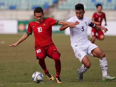 Gelandang Timnas Indonesia U-19, Egy Maulana Vikri berusaha mengontrol bola saat bertanding melawan Thailand di Piala AFF U-18 di Stadion Thuwanna, Yangon, Jumat (15/9). Thailand menang adu penalti 3-2. (Liputan6.com/Yoppy Renato)