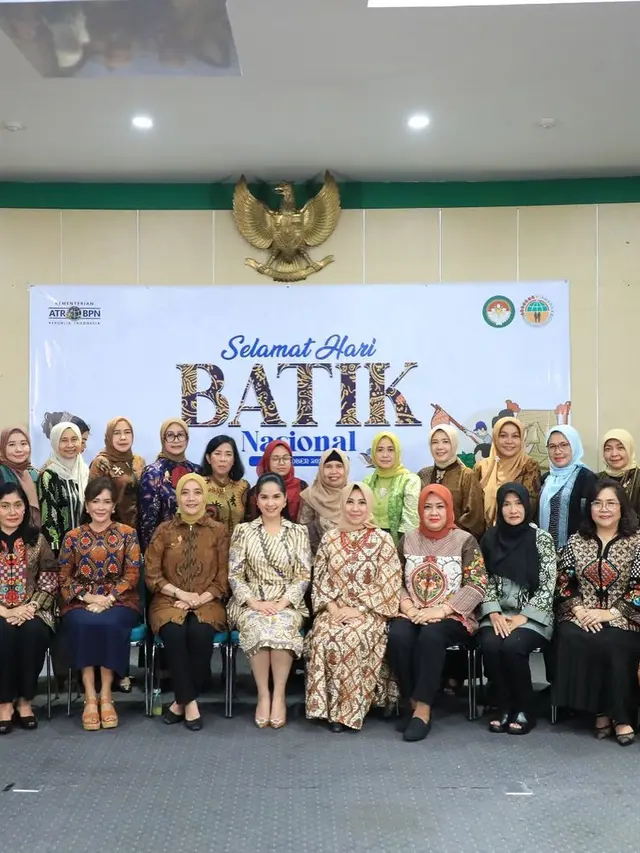 6 Potret Annisa Pohan Rayakan Hari Batik, Tampil Menawan Sambil Main Angklung