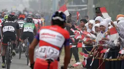 Sambutan warga setempat kepada para pebalap Etape 5 Tour de Singkarak 2015, Rabu (7/10/2015). (Bola.com/Arief Bagus)