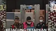 Kejaksaan Agung menetapkan 11 tersangka dugaan korupsi penyimpangan ekspor Crude Palm Oil (CPO) dan produk turunannya Palm Oil Mill Effluent (POME) periode 2022-2024.
Kerugian sementara negara yang ditaksir dari perbuatan ini sekitar Rp 10 - Rp 14 triliun. Selain itu, ada potensi kerugian ekonomi...
