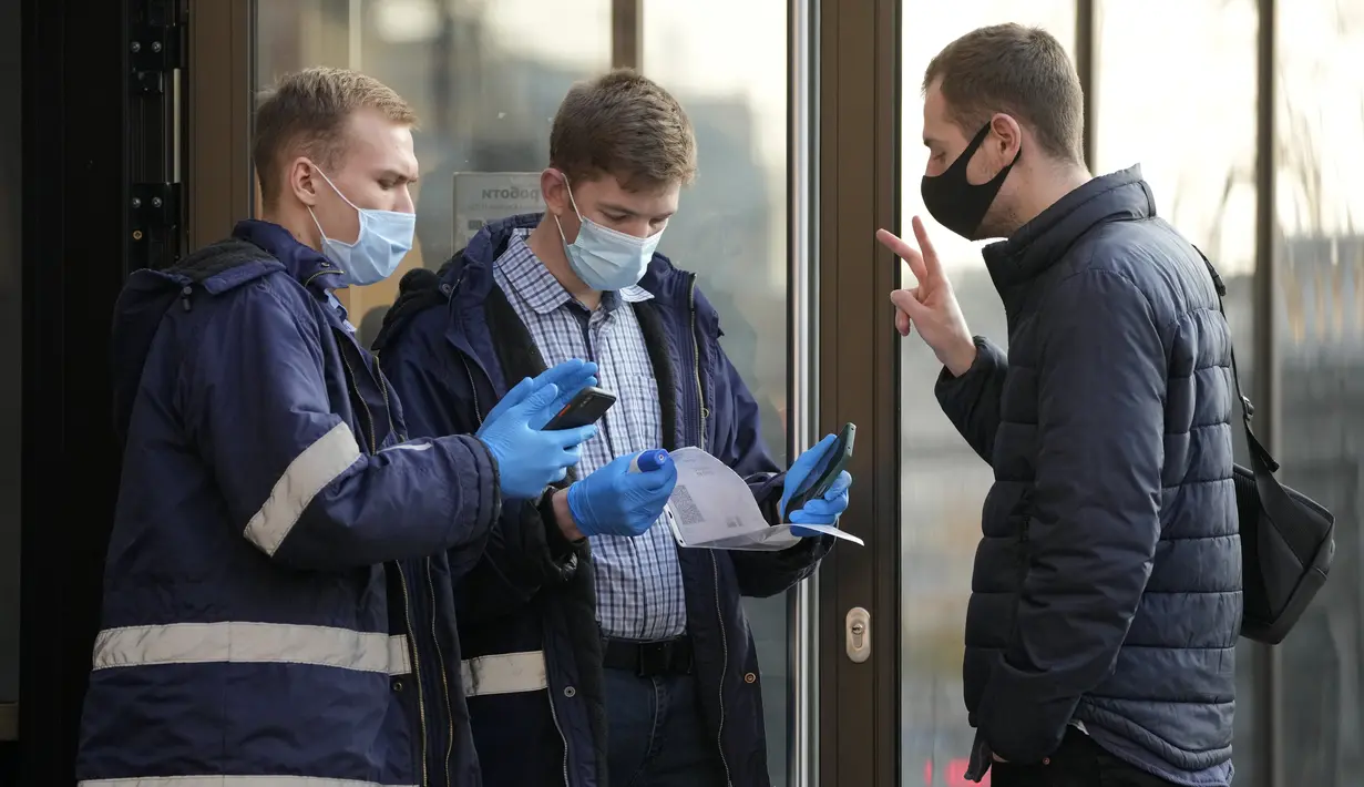 Petugas keamanan memeriksa sertifikat vaksinasi COVID-19 di pintu masuk MacDonalds di Kyiv, Ukraina, Senin (1/11/2021). Otoritas Kyiv memerintahkan orang memiliki sertifikat vaksinasi atau tes Corona untuk memasuki transportasi umum, pusat perbelanjaan, pusat olahraga dll. (AP Photo/Efrem Lukatsky)