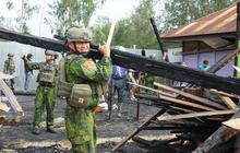 FOTO: TNI Polri dan Warga Bersihkan Kompleks YAPIS Deiyai Usai Pembakaran di Papua Tengah