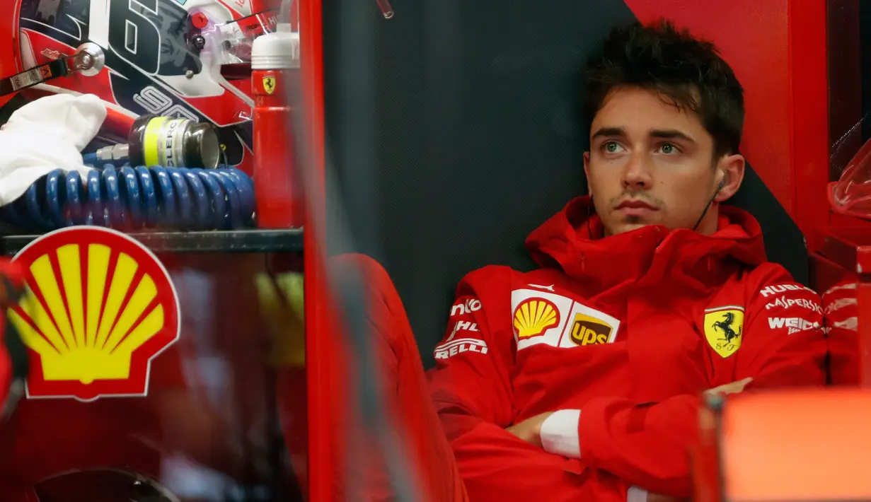 Pembalap Ferrari Charles Leclerc duduk di pit selama free practice 1 (FP1) F1 GP Italia di Sirkuit Monza, Jumat (6/9/2019). Charles Leclerc menjadi yang tercepat di FP1 F1 GP Italia dengan mencatatkan waktu 1 menit 27,905 detik. (AP Photo/Antonio Calanni)