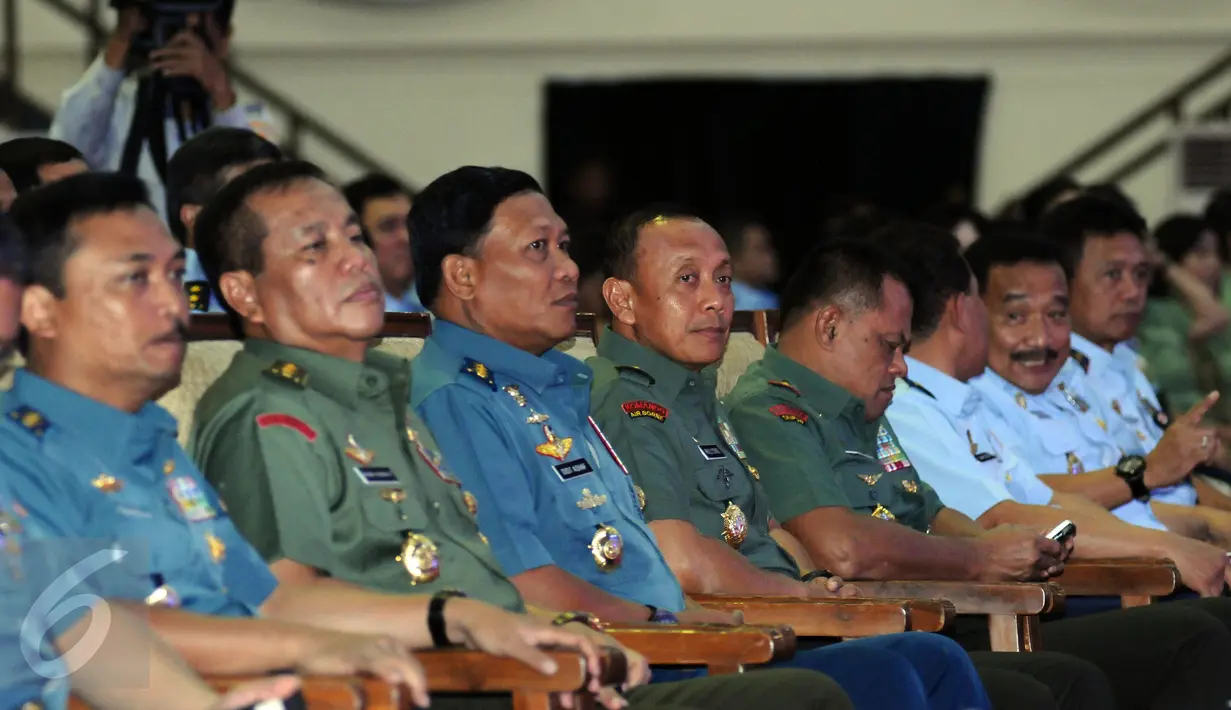 KSAD, Jenderal Mulyono (tengah) saat menghadiri perayaan Natal Bersama TNI di GOR Ahmad Yani, Mabes TNI, Jakarta, Rabu (11/1). 3.000 prajurit dan PNS hadir dalam perayaan Natal Bersama TNI tahun 2016. (Liputan6.com/Helmi Fithriansyah)