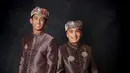 Bersama sang ayah, Daffa Wardhana kenakan setelan beskap dengan kain tenun di pinggang. Lengkap dengan penutup kepala khas pria Minang [@marinizumarnisreal]