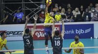 Spiker pemain Jakarta STIN BIN Farhan Halim (kuning) coba diblok Sigit Ardian dan Rian Irawan dari Jakarta BNI 46 dalam pertandingan PLN Mobile Proliga 2023 di GOR Jalak Harupat, Bandung, Sabtu (7/1/2023). (foto: PBVSI)