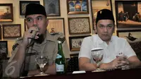 Musisi Ahmad Dhani dan pengacara Farhat Abbas memberikan keterangan dalam sebuah pertemuan di Jakarta, Selasa (20/12). Dalam kesempatan itu, Farhat Abbas ditunjuk Ahmad Dhani sebagai kuasa hukumnya dalam kasus dugaan makar. (Liputan6.com/Yoppy Renato)