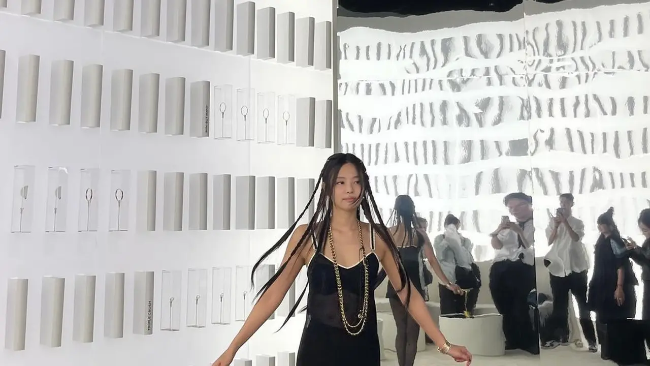 6 Gaya Berani dan Rebel Jennie BLACKPINK di Event Terbaru Chanel, Pakai Dress Transparan dan Tindik Hidung