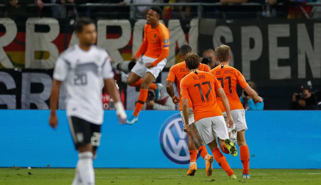 Selebrasi striker Timnas Belanda, Donyell Malen setelah menjebol gawang Timnas Jerman pada laga Grup C Kualifikasi Euro 2020 di Hamburg, Jerman (6/9/209). Donyell Malen mencetak satu gol dalam laga debutnya bersama Timnas Belanda saat menang 4-2 atas Jerman pada ajang kualifikasi Euro 2020 (6/9/2019). Pemain yang masih terikat kontrak dengan Borussia Dortmund hingga JUni 2026 total telah mengoleksi 21 caps dengan raihan 4 gol dan 3 assist. (AFP/Odd Andersen)