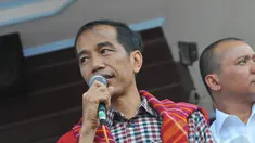 Capres Jokowi menyambangi lokasi pengungsian warga terdampak erupsi Gunung Sinabung, Sumatra utara, Selasa (10/6/2014) (Liputan6.com/Herman Zakharia)