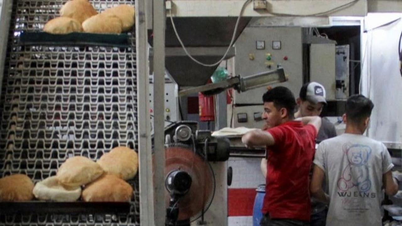 Dalam beberapa jam pertama setelah dibuka kembali, toko roti Ajour berhasil menjual ribuan roti kepada warga Palestina yang antusias. Foto: REUTERS / Mahmoud Issa<br>