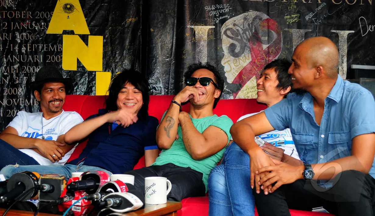 Grup band Slank menggelar jumpa pers di markas Slank, Gang Potlot, Jakarta, Minggu (22/3). Slank mengklarifikasi bahwa Abdee Negara sedang cuti karena sakit gagal ginjal yang diderita Abdee. (Liputan6.com/Yoppy Renato)