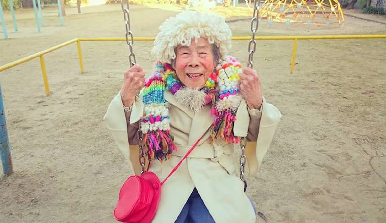 Emiko (93) nenek asal Jepang menjadi model untuk pakaian yang dibuat oleh cucunya. Sang cucu, Chinami Mori seringkali membuat pakaian warna cerah dan pelangi yang ia buat dengan teknik tenun khusus yang disebut Saori. (mymodernmet.com)