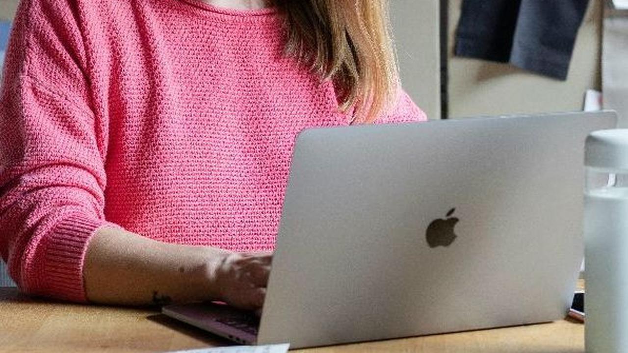 Cerita Lucu Bahasa Inggris: Wrong Email Address (Alamat Email yang Salah)