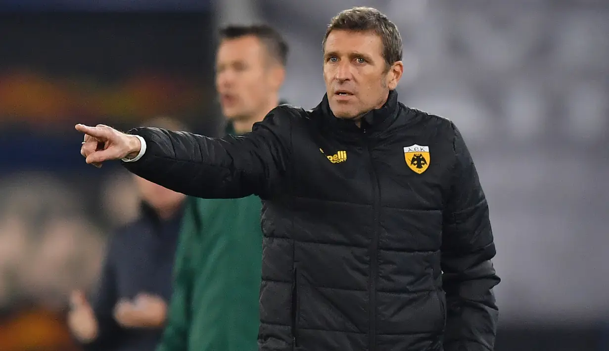Pelatih AEK Athens, Massimo Carrera, memberi instruksi kepada para pemainnya dalam laga lanjutan Liga Europa 2020/21 Grup G melawan Leicester City di King Power Stadium, Kamis (10/12/2020). AEK Athens kalah 0-2 dari Leicester City. (AFP/Ben Stansall)