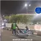 Tangkapan layar video viral ojol adu jotos di pinggir jalan Pasar Minggu, Jakarta Selatan. (Dok. Instagram @wargajakarta.id)