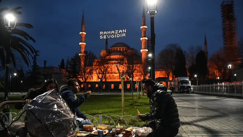 Menikmati Suasana Ramadhan di Masjid Biru Turki