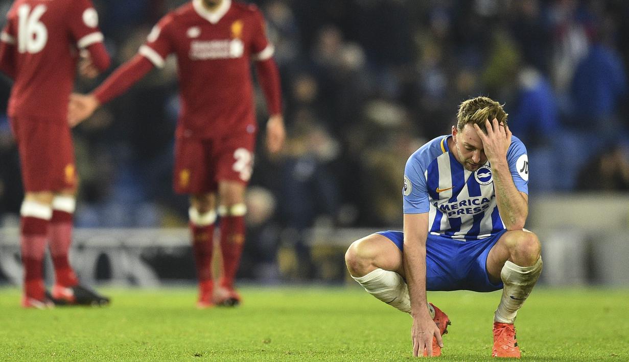 Ekspresi pemain Brighton, Dale Stephens usai timnya kalah dari Lierpool pada laga Premier League pekan ke-15 di di American Express Community Stadium, Brighton, (2/12/2017). Liverpool menang telak 5-1. (AFP/Glyn Kirk)