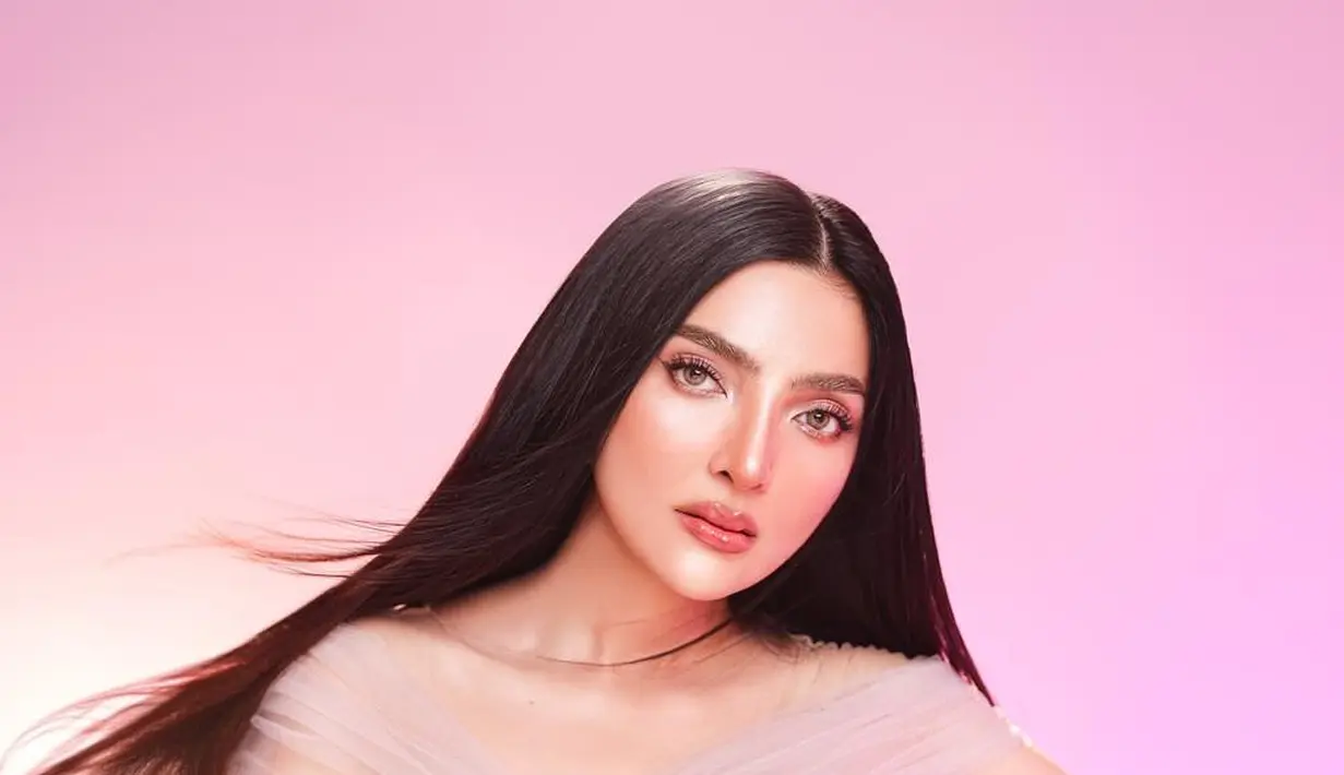 Dipulas MUA Rhay David, Ashanty tampil glowing dengan dewy makeup dan lip gloss yang menawan [@ashanty_ash]