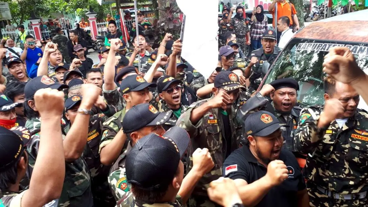 Banser NU menggeruduk Kantor DPC PDIP untuk mengklarifikasi dugaan persekusi atau intimidasi terhadap seorang warga NU. (Liputan6.com/Muhamad Ridlo)
