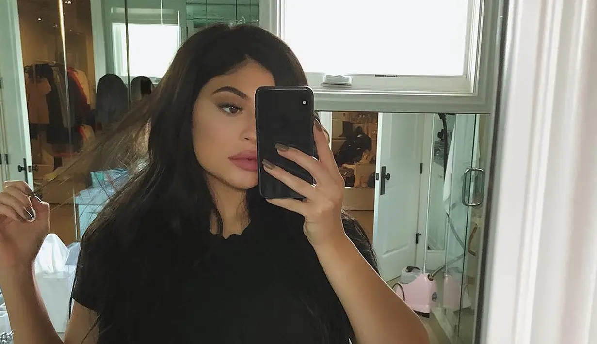 Kini kekasih Travis Sctt tersebut pun melanjutkan hidupnya dan memutuskan untuk membiarkan para haters. (instagram/kyliejenner)
