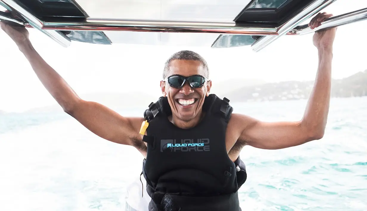 Mantan Presiden AS, Barack Obama memperlihatkan senyumnya saat menjajal olahraga ekstrim dalam liburan di Kepulauan Karibia, Selasa (7/2). Obama keluarga bersantai setelah pensiun dari Gedung Putih (AP/Jack Brockway)