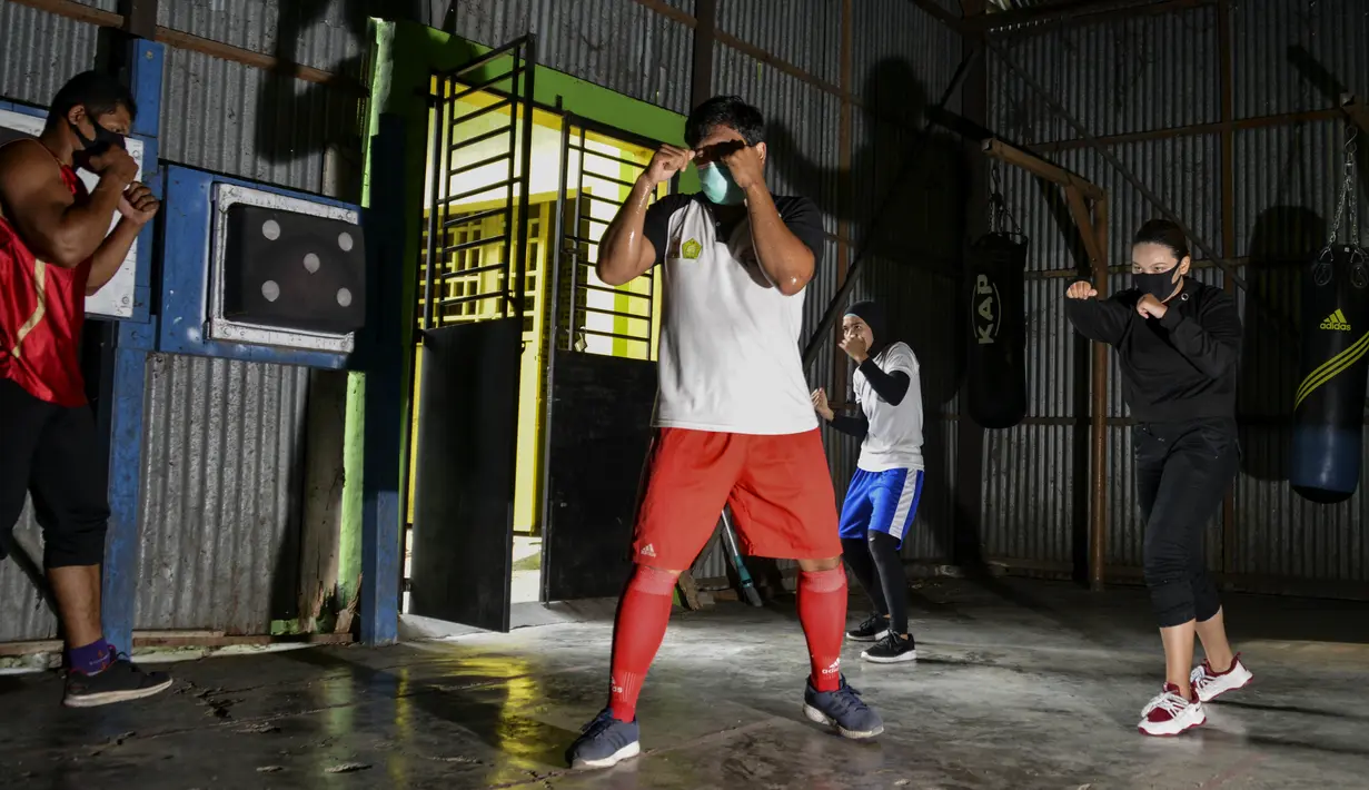 Petinju amatir mengikuti sesi latihan di sebuah pusat olahraga di Banda Aceh (24/8/2020). (AFP Photo/Chaideer Mahyuddin)