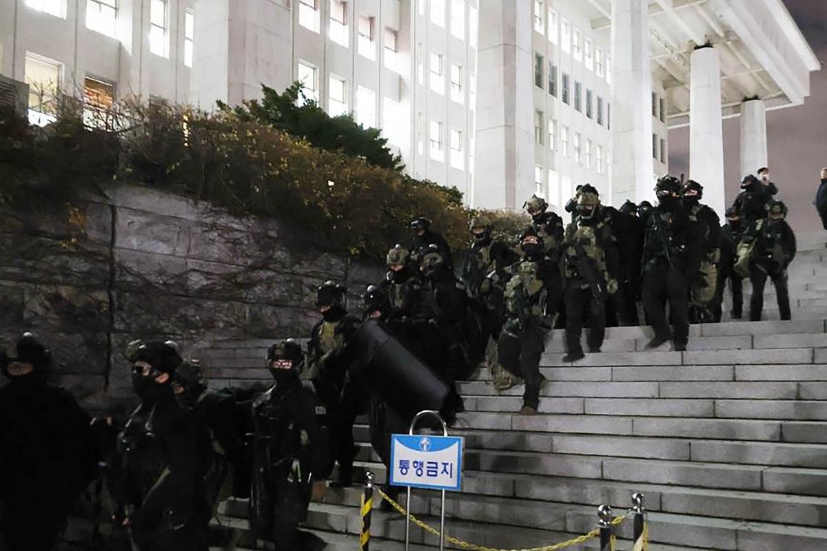 Demonstrasi Warga Menuntut Presiden Yoon  Mencabut Darurat Militer di Korsel