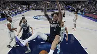 Pemain Dallas Mavericks Derek Lively II melakukan dunk saat melawan Celtics di NBA Finasl 2024 (AP)