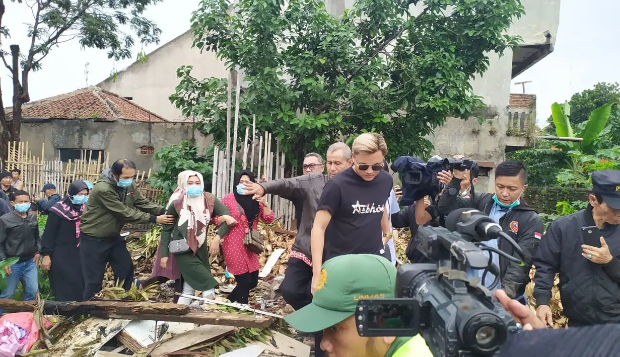 Suasana Bongkar Makam Lina Mantan Istri Sule. (Aksara Bebey/Merdeka.com)