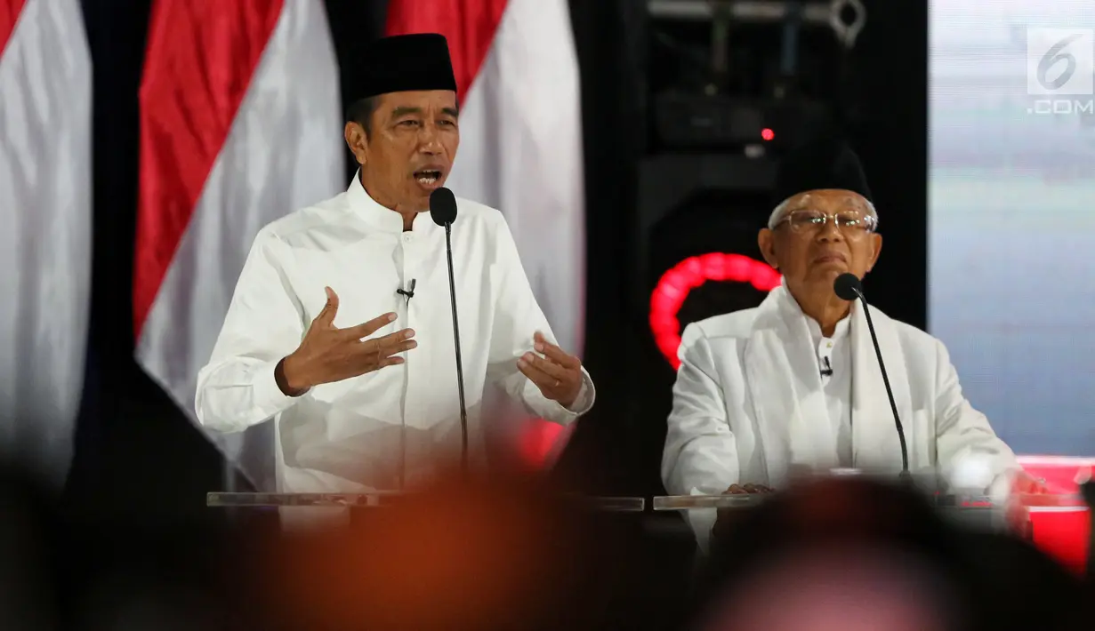 Capres nomor urut 01 Joko Widodo dan Cawapres Ma'ruf Amin beradu gagasan selama Debat Pilpres 2019 kelima di Jakarta, Sabtu (13/4). Debat kelima merupakan debat terakhir dalam masa kampanye dan mengambil tema Ekonomi, Kesejahteraan Sosial, Keuangan dan Investasi. (Liputan6.com/Johan Tallo)