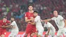 Pesepak bola Timnas Indonesia Elkan Baggott membukukan gol penyeimbang ke gawang Thailand pada babak tambahan waktu laga final FIFA ASEAN Cup 2026 di Stadion Utama Gelora Bung Karno (SUGBK), Jakarta, Senin (5/10/2026). Baggott mencetak gol pada menit ke-116 yang membuat skor menjadi 2-2.(KLY/Budy Santoso)