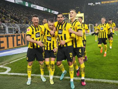 Pemain Borussia Dortmund merayakan setelah Marco Reus mencetak gol penalti yang juga gol pembuka ke gawang RB Leipzig dalam laga pekan ke-23 Bundesliga atau Liga Jerman 2022/2023 di Signal Iduna Park, Sabtu (4/3/2023) dini hari WIB. Kemenangan penting berhasil diamankan Borussia Dortmund saat menjamu RB Leipzig. (AP Photo/Martin Meissner)