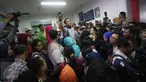 Sejumlah orangtua yang anaknya menjadi korban vaksin palsu kembali mendatangi RS Harapan Bunda, Jakarta, Jumat (15/7). Mereka meminta manajemen rumah sakit berani mempertanggungjawabkan perbuatannya dan tidak bungkam. (Liputan6.com/Immanuel Antonius)