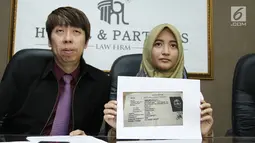 Komika Arafah Rianti memperlihatkan fotokopi KTP orang yang diduga telah menipunya, Jakarta, Kamis (6/7). Arafah mengaku membeli mobil pada Kima Melati tetapi belum diberikan BPKBnya meski telah selesai dilunasi. (Liputan6.com/Helmi Afandi)
