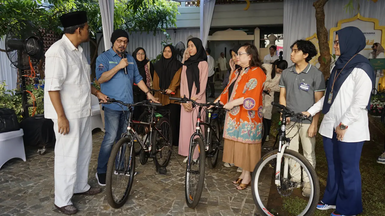 Berbagi Pada Sesama, Pertamina Foundation Santuni Yatim dan Bagikan Sepeda Bersama Andy F Noya