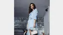 Mikha Tambayong tampil dalam balutan busana serba biru muda. Blazer dengan detail belt besar di bagian depan, dipadukannya dengan dress pendek berbahan organza yang dilapisi tulle untuk detail ekor yang menjuntai. Foto: Instagram.