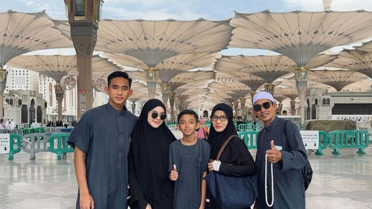 7 Potret Pemain Timnas Indonesia Rizky Ridho Umrah Bareng Keluarga ke Tanah Suci, Kompak Pakai Baju Senada di Setiap Momen
