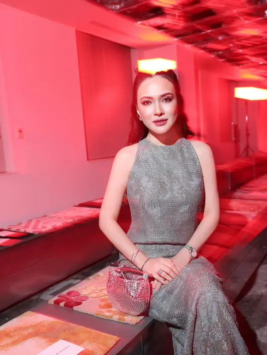 Ibu satu anak ini tampil berbeda dengan pulasan makeup yang lebih berani dibanding biasanya [@shandyaulia]