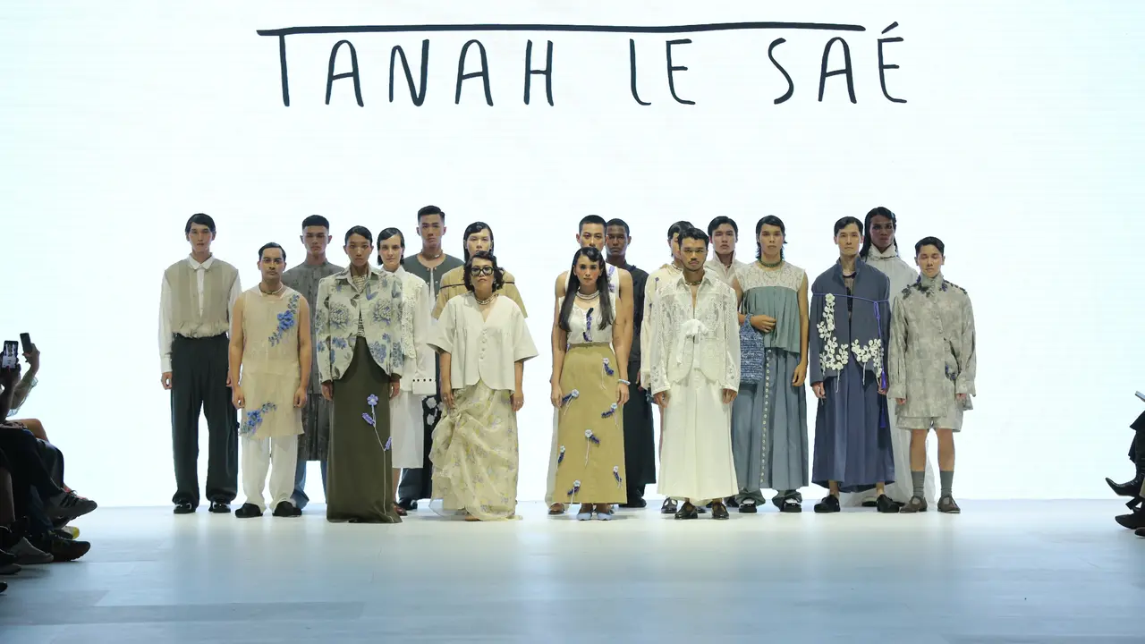 Pedihnya Kisah Cinta Diceritakan Tanah Le Sae di JFW 2024 Lewat Koleksi Busana Ramah Lingkungan