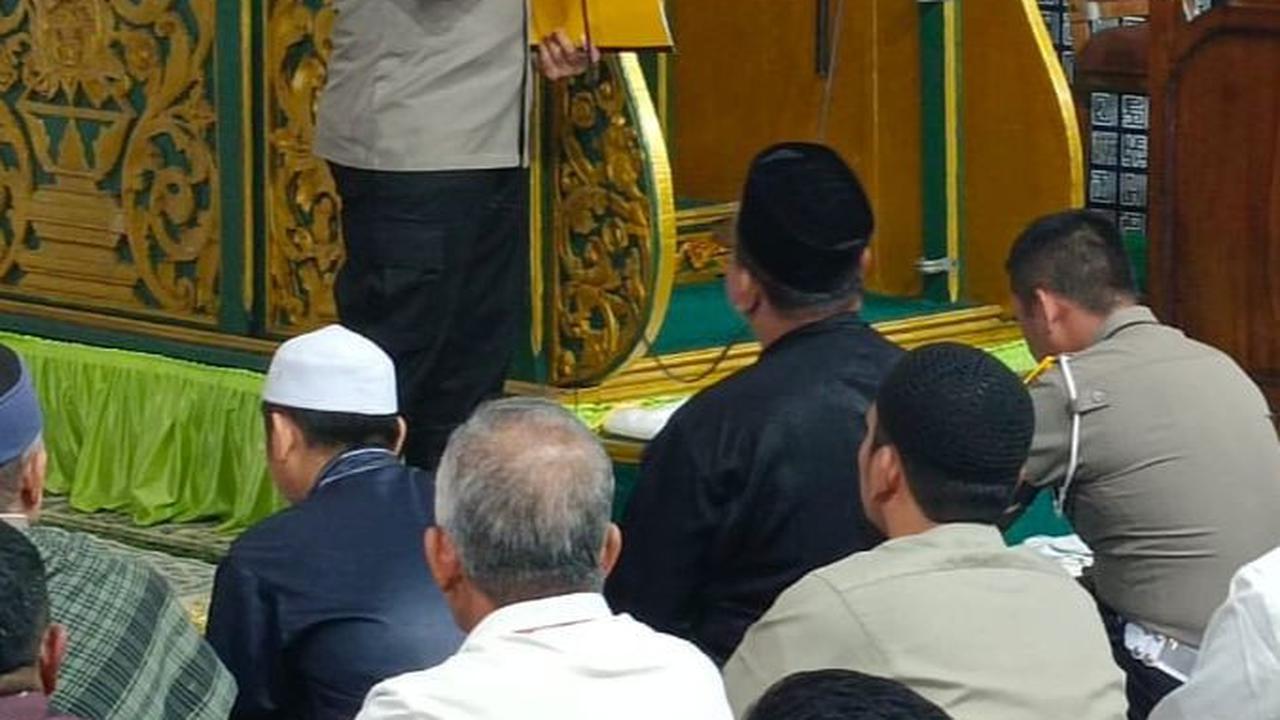 Kombes Jeki Bagi Sembako & Ajak Jemaah Masjid Jaga Kondusifitas Pemilu