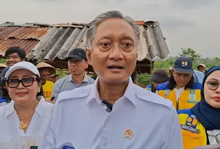 Menteri Pekerjaan Umum dan Perumahan Rakyat (PUPR), Dody Hanggodo, saat melakukan kunjungan kerja di Kabupaten Gunungkidul, Minggu (5/10/2025) siang (Liputan6.com/Hendro Ary Wibowo)