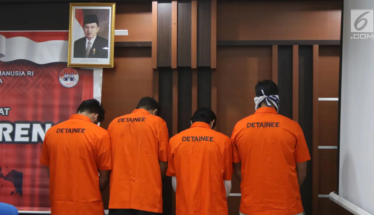Empat warga negara asing (WNA) yang diduga terlibat kasus pemalsuan visa asing dipertunjukkan di Kantor Imigrasi Kelas I Jakarta Pusat, Selasa (6/3). Keempatnya diduga memalsukan telex visa RI dan stiker visa negara asing. (Liputan6.com/Arya Manggala)