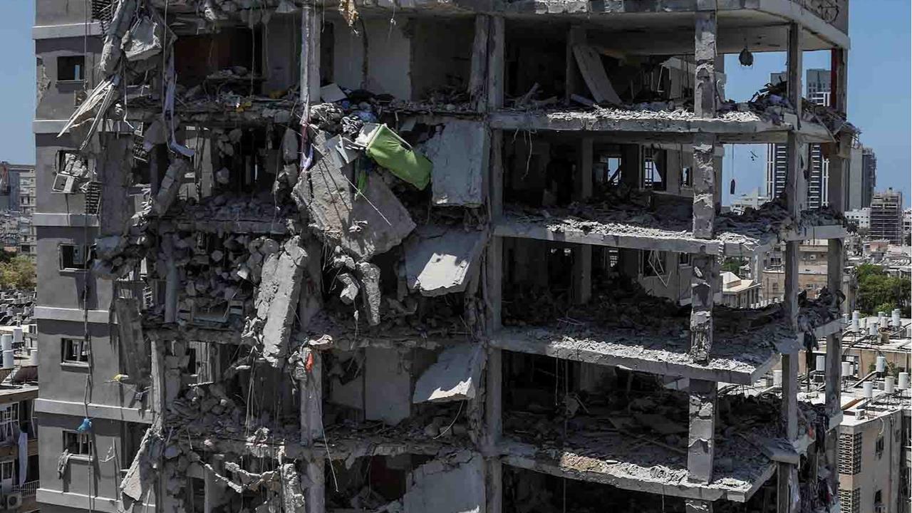 FOTO: Pemandangan Mengenaskan, Rudal Balistik Iran Hancurkan Bangunan di Kota Bat Yam Israel