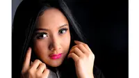 Di video klip lagu Meriang, Cita Citata tampil seksi mengenakan gaun berwarna merah muda.