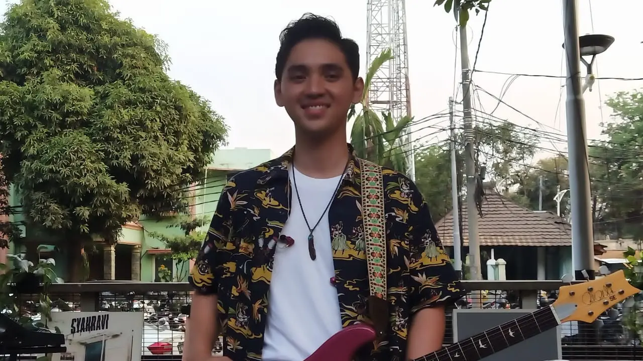 Syahravi merilis single terbarunya berjudul 'Love Me, Honestly'.
