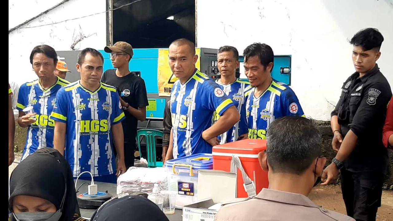 Para pemain Persib Bandung Legend tengah bersiap sekaligus menyaksikan program vaksinasi Covid-19 yang digelar Polres Tasikmalaya.